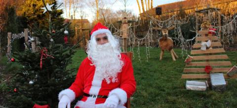 Le Père Noël a posé devant un décor 100% local